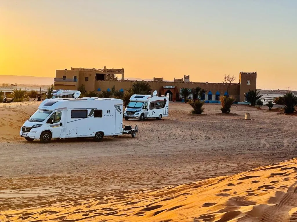 Famille découvrant le Maroc en camping-car Family discovering Morocco by motorhome