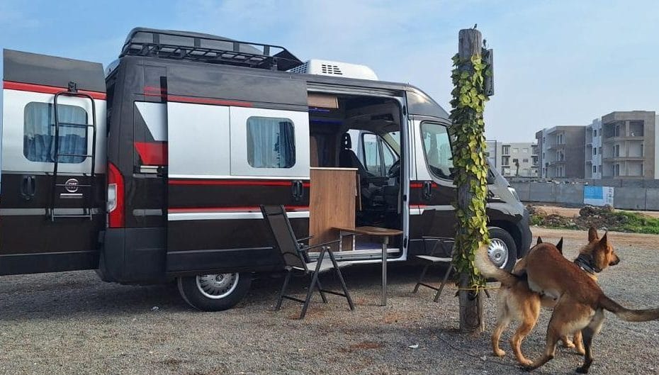 Rent a Camper Van in Morocco | Airport Transfers | Jl Autocaravana Camping-car en voyage à travers les paysages majestueux du Maroc avec Camper Van Rentals Morocco