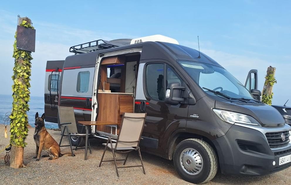 Camping-car en voyage à travers les paysages majestueux du Maroc avec Camper Van Rentals Morocco Motorhome traveling through Morocco’s majestic landscapes with Camper Van Rentals Morocco