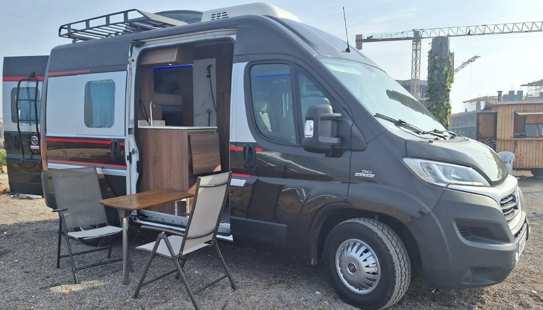 Camping-car en voyage à travers les paysages majestueux du Maroc avec Camper Van Rentals Morocco