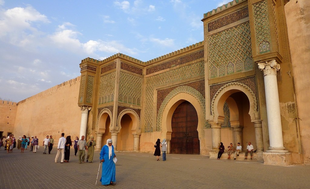Rent a Camper Van in Morocco | Airport Transfers | Komplette Marokko-Rundreise mit Wohnmobil und 4×4 Geländewohnmobil (25–30 Tage volles Abenteuer) camping car Maroc stationné à Meknès près de Bab Mansour pendant un voyage en camping-car au Maroc Morocco camper van parked in Meknès near Bab Mansour during a camper van trip in Morocco.