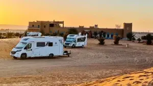 Camping-car en voyage à travers les paysages majestueux du Maroc avec Camper Van Rentals Moroccob