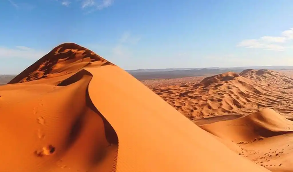 Rent a Camper Van in Morocco | Airport Transfers | Camper Van Trip in Morocco: Itinerary Marrakech – Merzouga Camping-car avec mosquée Hassan II en arrière-plan Camper van with Hassan II Mosque in the background