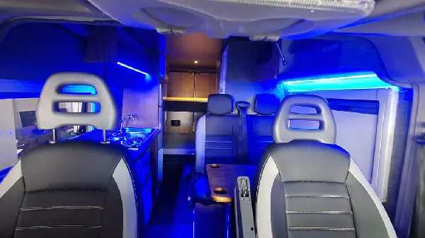 Rent a Camper Van in Morocco | Airport Transfers | Über Famille découvrant le Maroc en camping-car