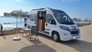 Rent a Camper Van in Morocco | Airport Transfers | Voyage en Camping-Car au Maroc : Itinéraire Agadir – Mirleft – Sidi Ifni Camping-car avec mosquée Hassan II en arrière-plan