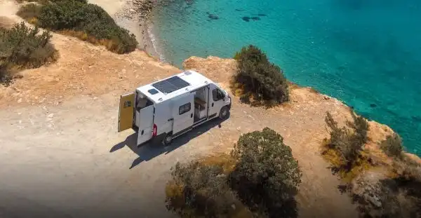 Rent a Camper Van in Morocco | Airport Transfers | Komplette Marokko-Rundreise mit Wohnmobil und 4×4 Geländewohnmobil (25–30 Tage volles Abenteuer) Camper van by a river in the Moroccan mountains. A camper van parked by a river in the Moroccan mountains.
