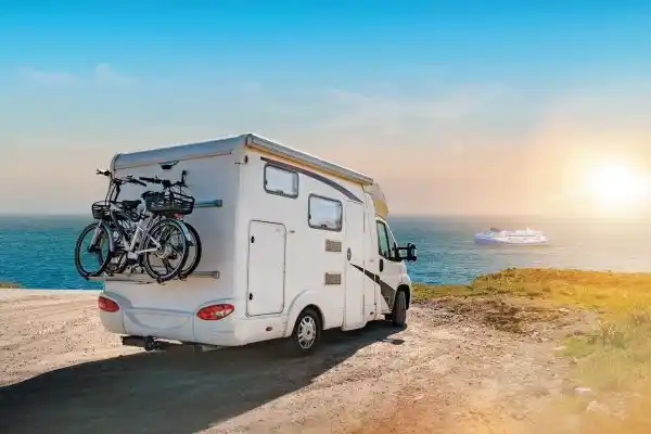 Rent a Camper Van in Morocco | Airport Transfers | Komplette Marokko-Rundreise mit Wohnmobil und 4×4 Geländewohnmobil (25–30 Tage volles Abenteuer) Camping-car avec mosquée Hassan II en arrière-plan Camper van with the Hassan II Mosque in the background.