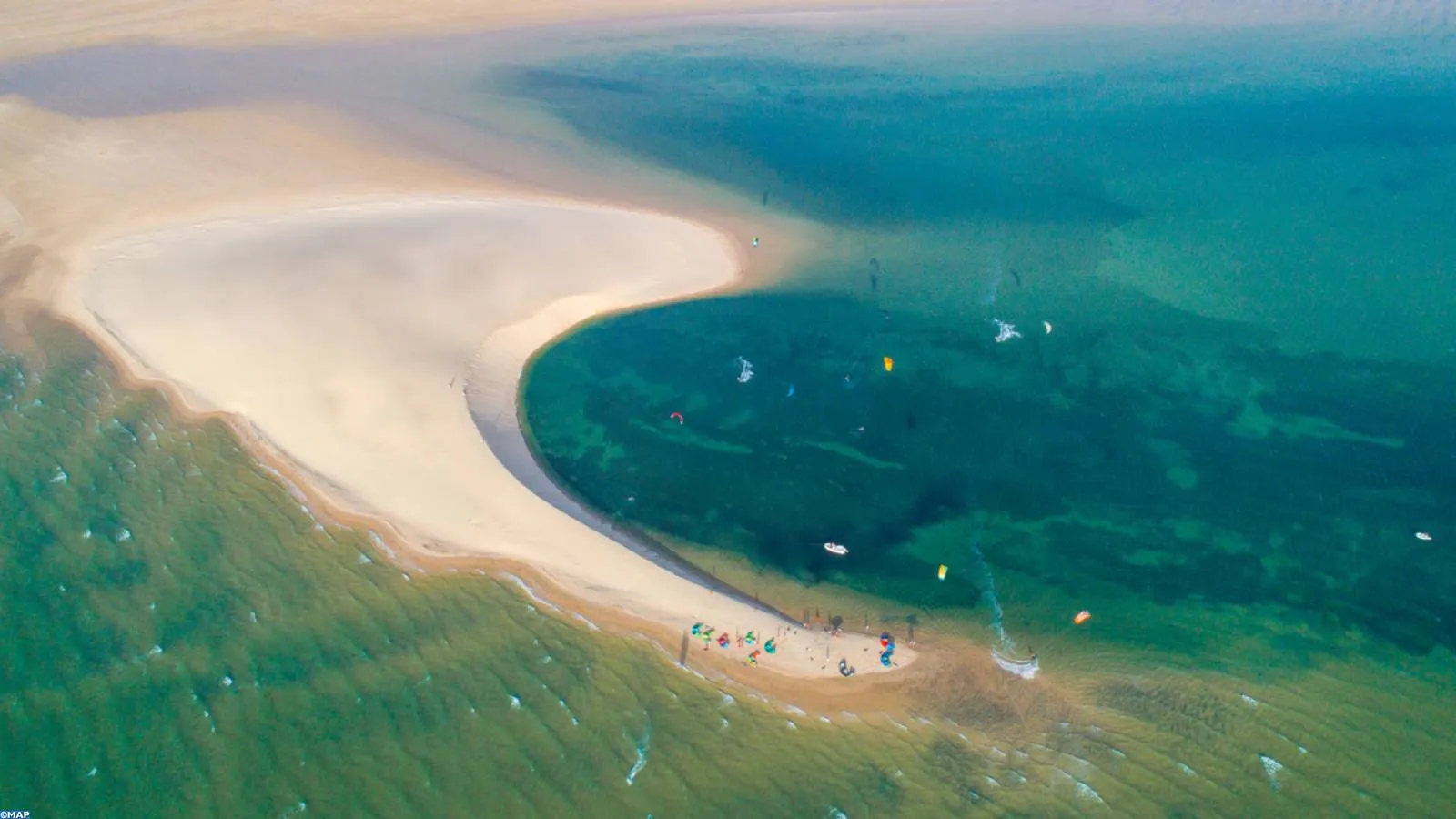 Rent a Camper Van in Morocco | Airport Transfers | Komplette Marokko-Rundreise mit Wohnmobil und 4×4 Geländewohnmobil (25–30 Tage volles Abenteuer) Surfeur à Dakhla face aux vagues de l’Atlantique, circuit en maroc camping car A surfer in Dakhla facing the Atlantic waves, on a Morocco camper van itinerary.