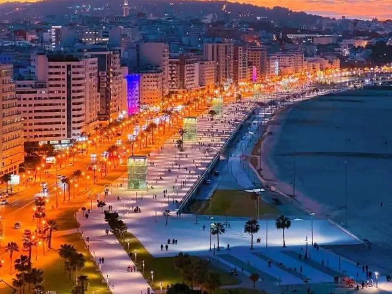 Rent a Camper Van in Morocco | Airport Transfers | Route du Nord & Rif en Camping-Car et 4x4 Camper Overland Off-Road Maroc (8–10 jours) Vue panoramique de Tanger entre océan Atlantique et Méditerranée, étape en Camping-Car Maroc