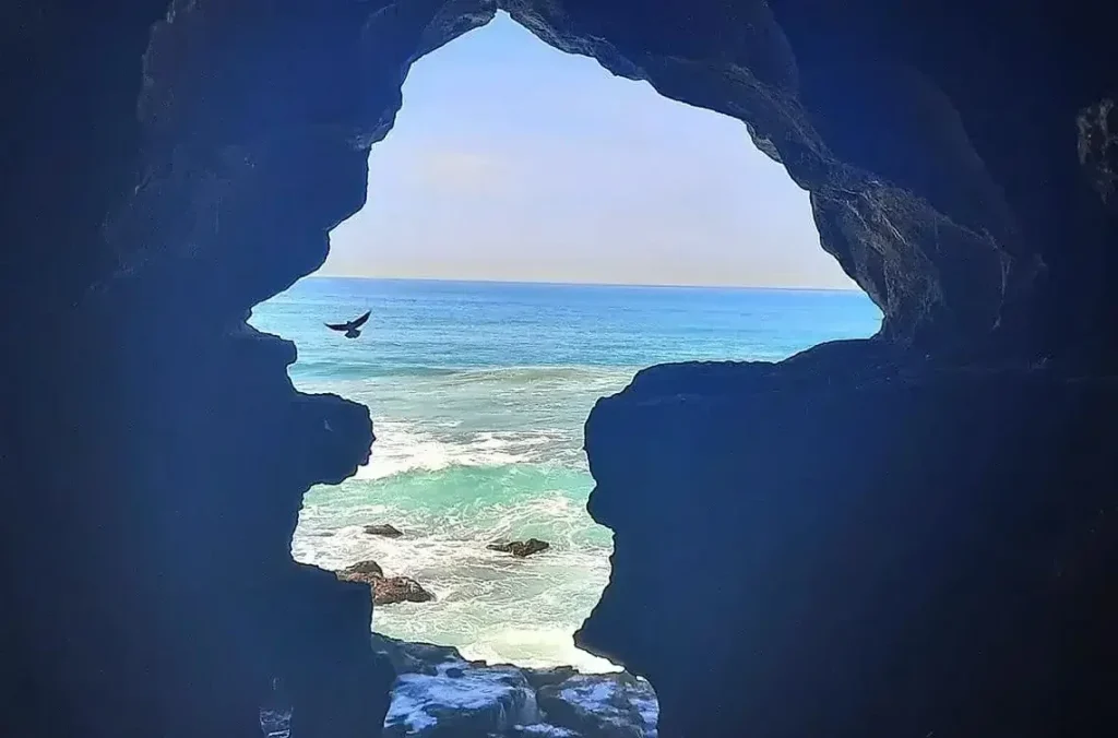Panorama sur la mer depuis la Grotte d’Hercule, circuit en 4x4 Camper Overland Off-Road Maroc