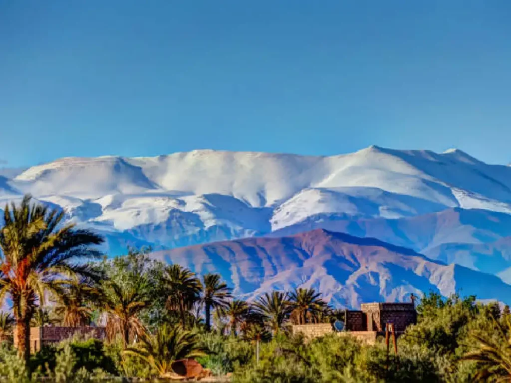 Vue sur les montagnes de l’Atlas avec camping-car, programme conseillé 12 jours de Marrakech au désert