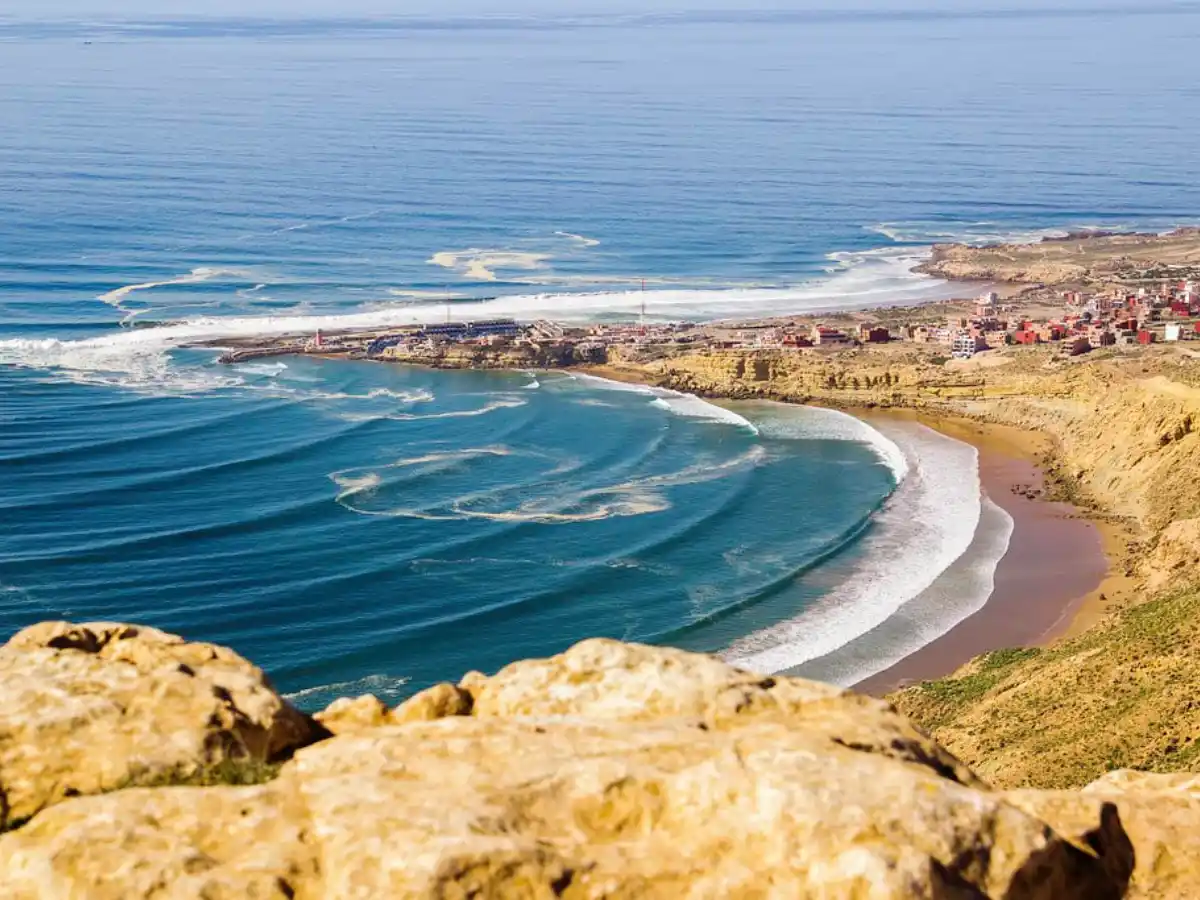 Vue panoramique sur plage et médina marocaine, voyage camping-car Atlantique