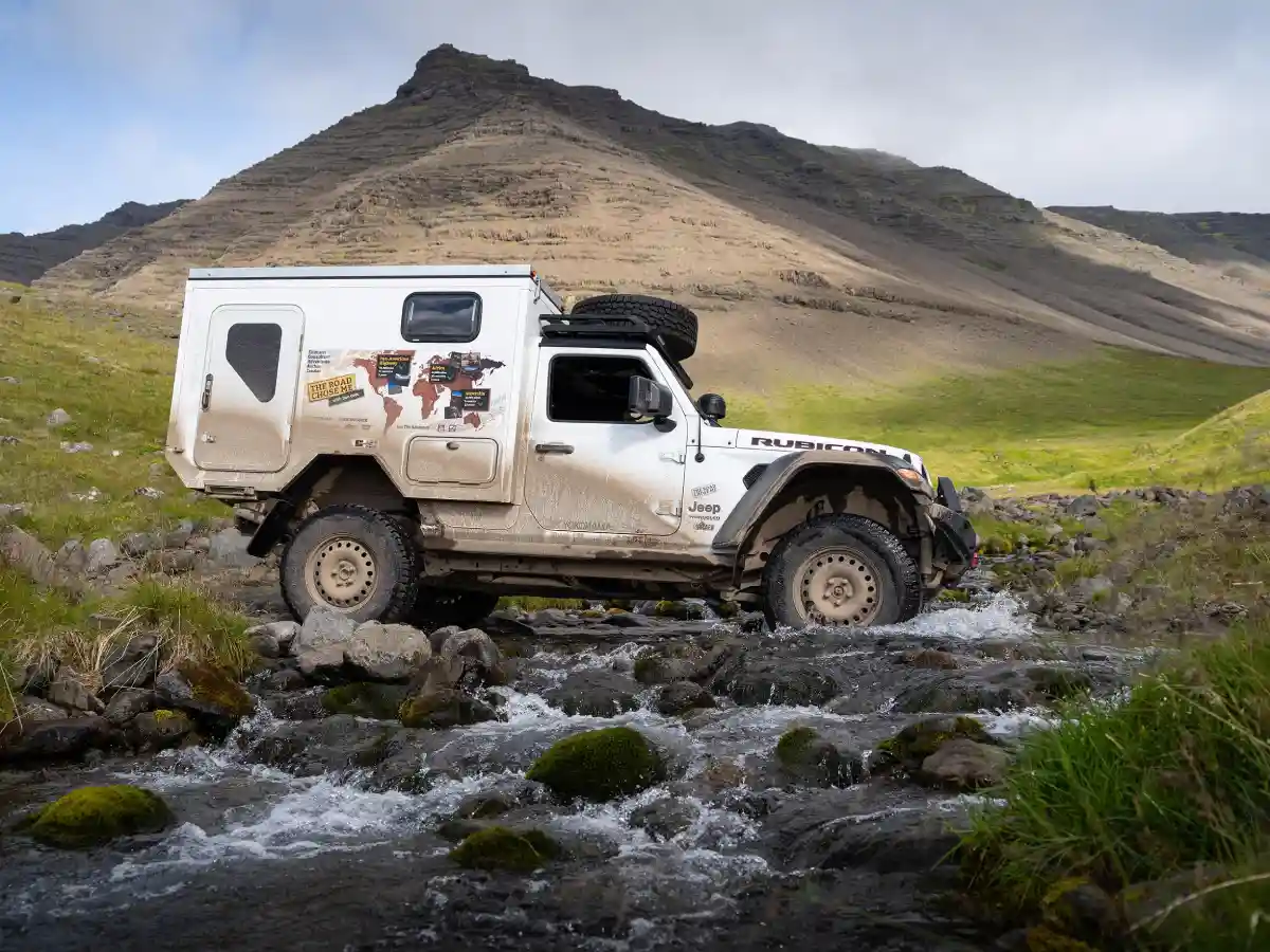 Parcourez pistes, dunes et montagnes en 4×4 ou camping-car.
