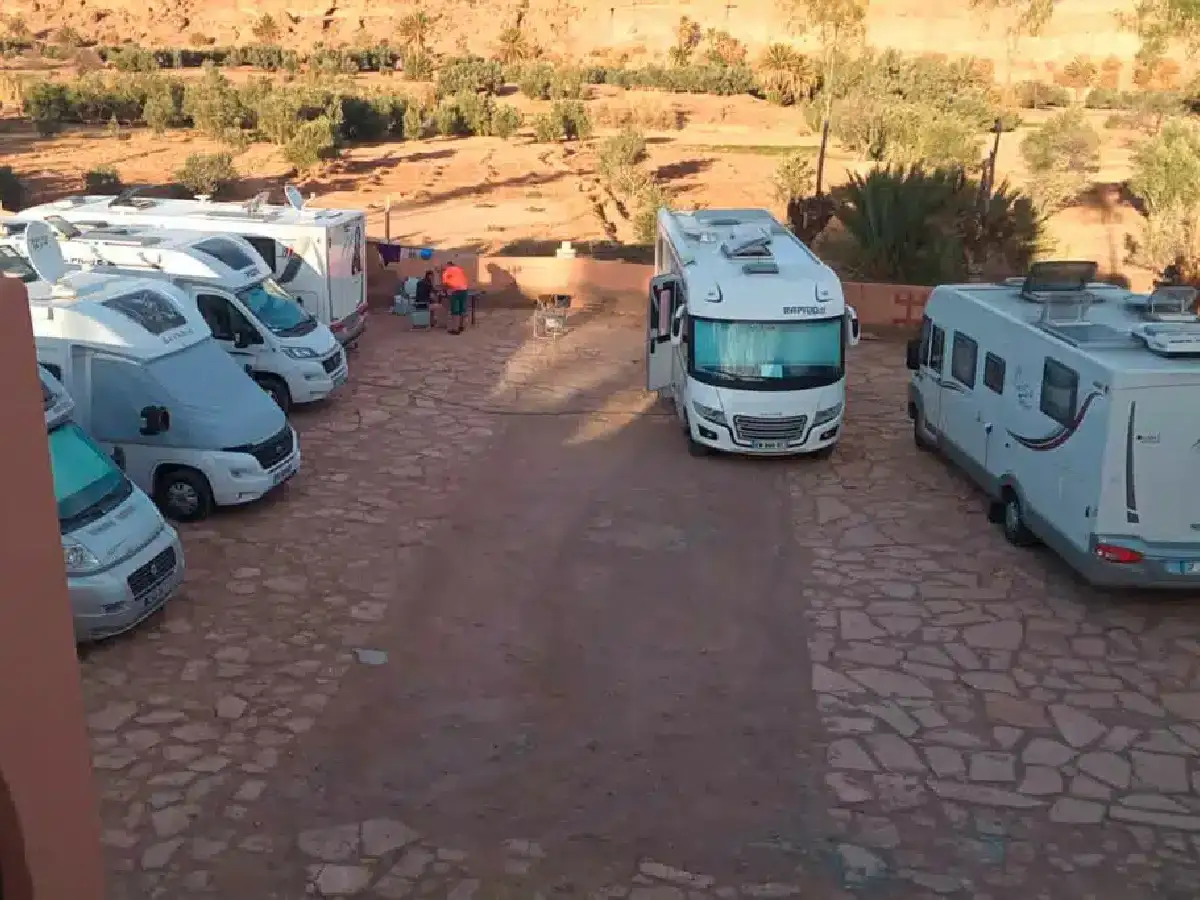 Traversée du désert marocain en camping-car vers les dunes de Merzouga
