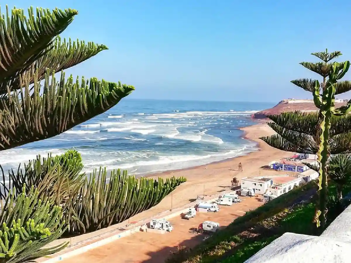 Camping-car en bord de plage sauvage sur la côte atlantique marocaine