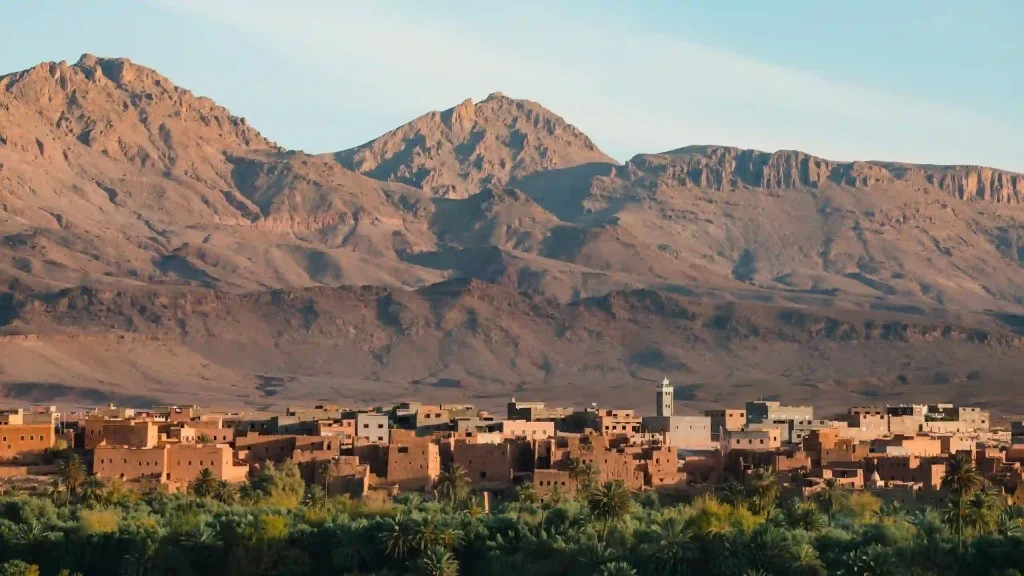 Rent a Camper Van in Morocco | Airport Transfers | Großer Süden & Dakhla im Wohnmobil Marokko (15–18 Tage) Vue panoramique de Tiznit avec montagnes en arrière-plan, étape en Camping-Car Maroc Panoramic view of Tiznit with mountains in the background, a stop on a Morocco Camper Van trip.