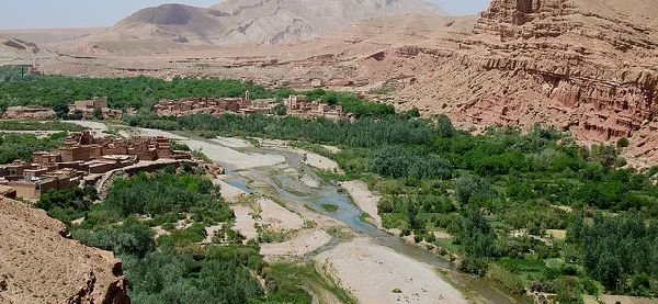 Champs de roses et kasbahs traditionnelles dans la vallée des Roses, voyage en 4x4 Camper Overland Off-Road Maroc