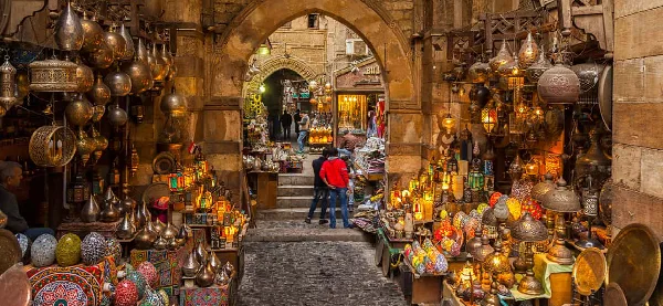 Rent a Camper Van in Morocco | Airport Transfers | Komplette Marokko-Rundreise mit Wohnmobil und 4×4 Geländewohnmobil (25–30 Tage volles Abenteuer) Souk El Had à Agadir, marché traditionnel marocain découvert en camping car Maroc