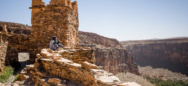 Rent a Camper Van in Morocco | Airport Transfers | Komplette Marokko-Rundreise mit Wohnmobil und 4×4 Geländewohnmobil (25–30 Tage volles Abenteuer) Scène traditionnelle au marché de Guelmim, circuit en maroc camping car