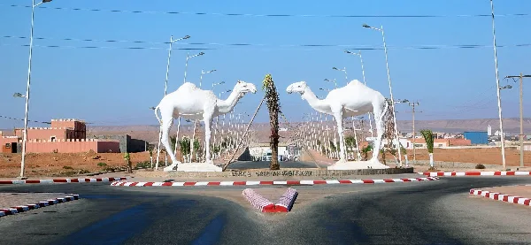 Rent a Camper Van in Morocco | Airport Transfers | Komplette Marokko-Rundreise mit Wohnmobil und 4×4 Geländewohnmobil (25–30 Tage volles Abenteuer) Entrée de la ville de Tan-Tan avec la porte monumentale aux dromadaires, étape en camping car Maroc camper van Entrance to the city of Tan-Tan with the monumental camel gate, a stop on a Morocco camper van trip.