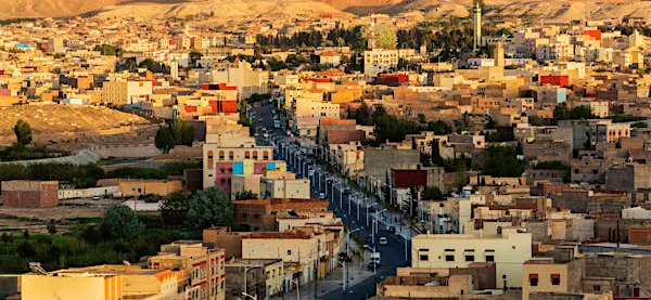 Rent a Camper Van in Morocco | Airport Transfers | Villes Impériales en Camping-Car Maroc & 4x4 Camper Overland Off-Road (12 jours) — Aéroport Casablanca → Marrakech Montagnes arides et vallées verdoyantes autour de Midelt, paysages typiques d’un voyage en maroc camping car Arid mountains and lush valleys around Midelt, typical landscapes of a Morocco camper van trip.