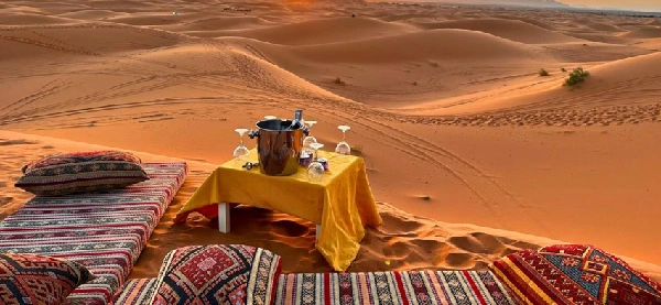 Rent a Camper Van in Morocco | Airport Transfers | Komplette Marokko-Rundreise mit Wohnmobil und 4×4 Geländewohnmobil (25–30 Tage volles Abenteuer) 4x4 campervan navigating golden Sahara dunes at sunset