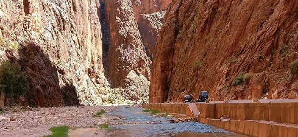 Rent a Camper Van in Morocco | Airport Transfers | Komplette Marokko-Rundreise mit Wohnmobil und 4×4 Geländewohnmobil (25–30 Tage volles Abenteuer) Gorges du Todra à Tinghir, site naturel impressionnant à découvrir avec une location caravane Maroc Todra Gorges in Tinghir, an impressive natural site to explore with a caravan rental in Morocco