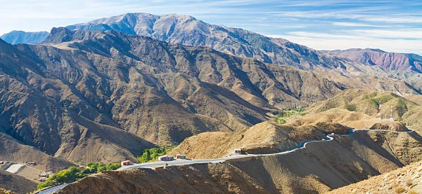 Rent a Camper Van in Morocco | Airport Transfers | Komplette Marokko-Rundreise mit Wohnmobil und 4×4 Geländewohnmobil (25–30 Tage volles Abenteuer) Route panoramique du col du Tizi n’Tichka dans le Haut Atlas, à parcourir en location caravane Maroc Scenic route of the Tizi n'Tichka pass in the High Atlas, to be explored with a Morocco caravan rental.