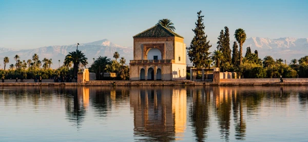 Rent a Camper Van in Morocco | Airport Transfers | Komplette Marokko-Rundreise mit Wohnmobil und 4×4 Geländewohnmobil (25–30 Tage volles Abenteuer) Palais Bahia et architecture marocaine de Marrakech, accessible lors d’un road trip en camping car Maroc The Bahia Palace and Moroccan architecture of Marrakech, accessible during a Morocco camper van road trip