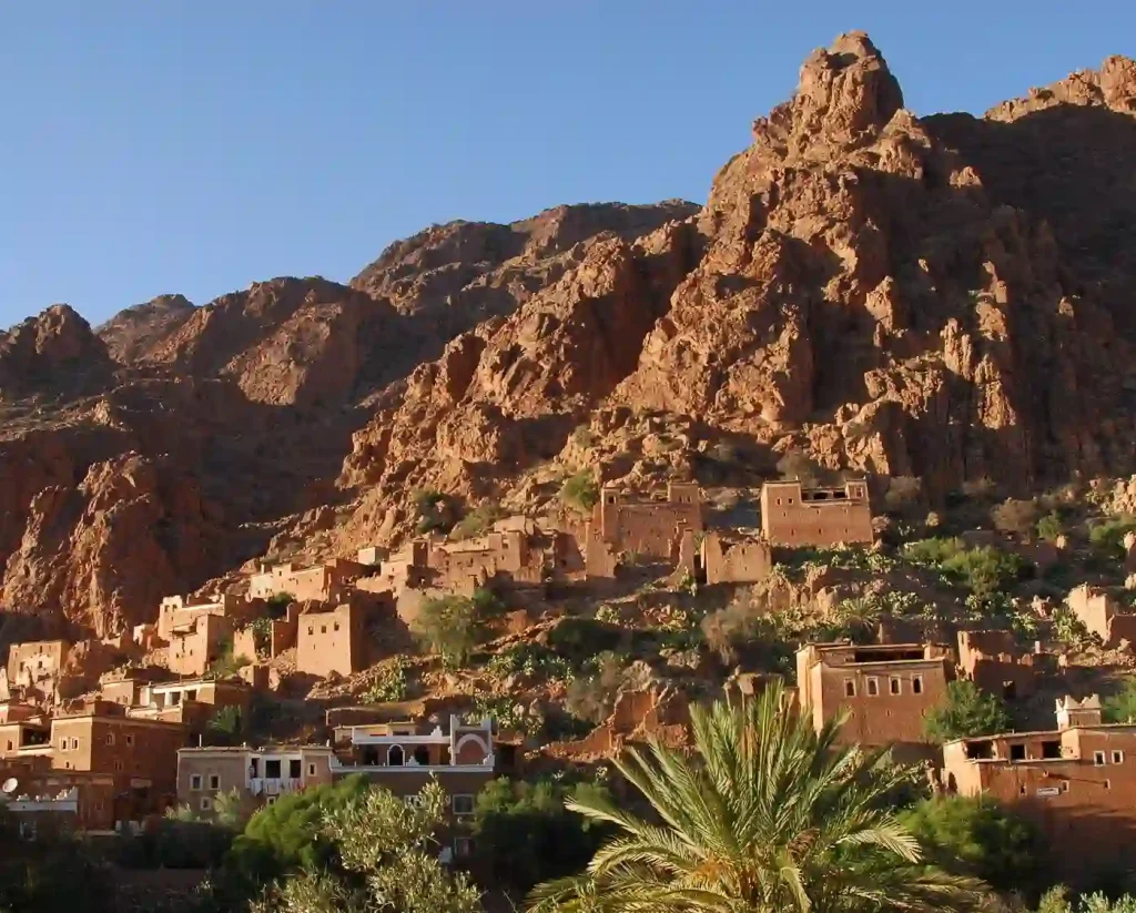 Village berbère de Taliouine au cœur de l’Atlas, étape en 4x4 Camper Overland Off-Road Maroc Berber village of Taliouine in the heart of the Atlas, a stop on a 4x4 Camper van Overland Off-Road Morocco trip.