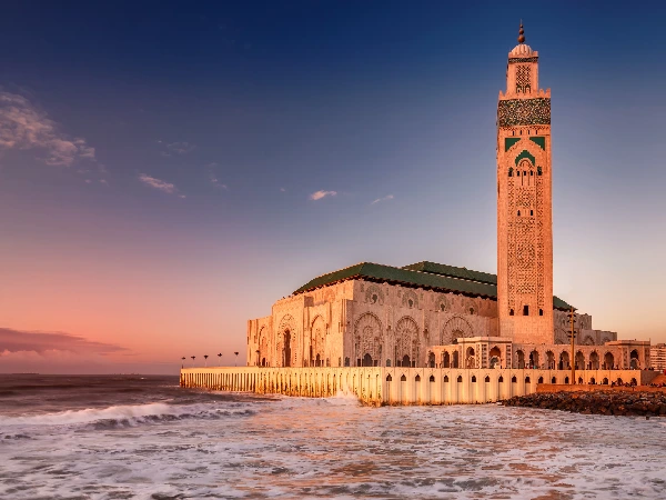 Rent a Camper Van in Morocco | Airport Transfers | Komplette Marokko-Rundreise mit Wohnmobil und 4×4 Geländewohnmobil (25–30 Tage volles Abenteuer) Mosquée Hassan II à Casablanca, point de départ idéal avec une location caravane Maroc Hassan II Mosque in Casablanca, an ideal starting point with a caravan rental in Morocco