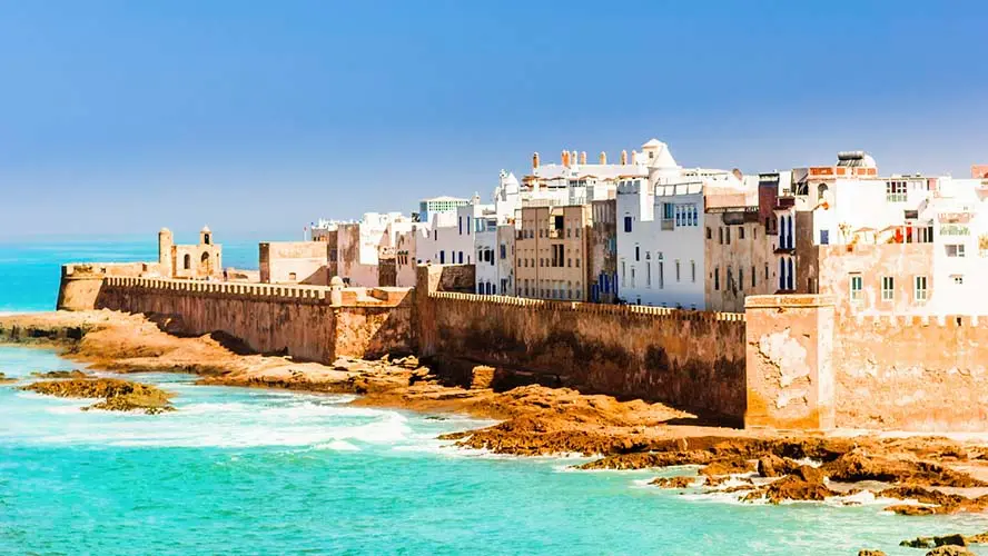Rent a Camper Van in Morocco | Airport Transfers | Komplette Marokko-Rundreise mit Wohnmobil und 4×4 Geländewohnmobil (25–30 Tage volles Abenteuer) Plage d’Essaouira et remparts historiques, circuit en maroc camping car sur la côte Atlantique Essaouira Beach and historic ramparts, motorhome tour in Morocco along the Atlantic coast