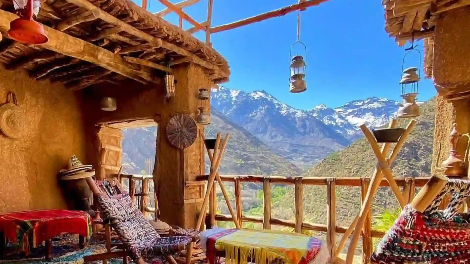 Rent a Camper Van in Morocco | Airport Transfers | Komplette Marokko-Rundreise mit Wohnmobil und 4×4 Geländewohnmobil (25–30 Tage volles Abenteuer) Paysage de montagnes marocaines avec village traditionnel, étape en Camping-Car Maroc Moroccan mountain landscape with a traditional village, a stop on a Morocco Camper Van trip.