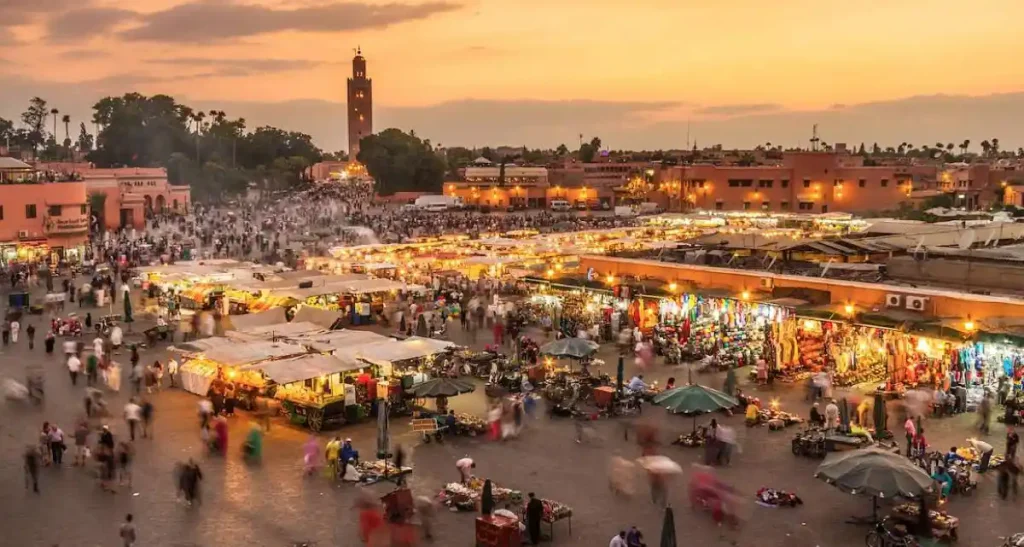Ambiance nocturne sur Jemaa el-Fna à Marrakech, découverte en 4x4 Camper Overland Off-Road Maroc Nighttime atmosphere at Jemaa el-Fna in Marrakech, discovered on a 4x4 Camper Overland Off-Road Morocco trip.