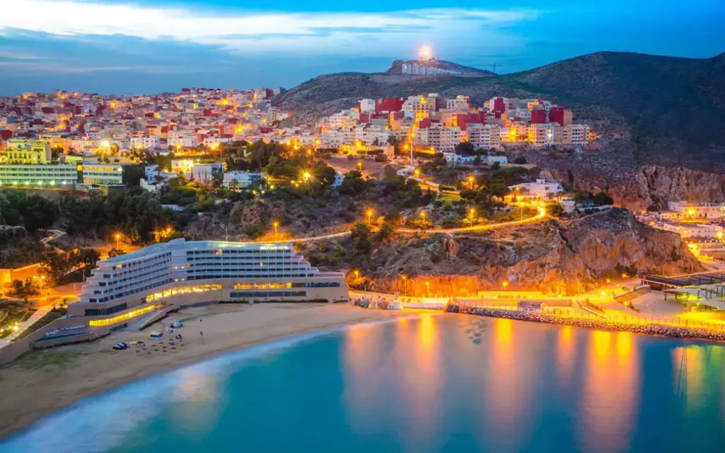 Vue panoramique sur la baie d’Al Hoceima, étape méditerranéenne en Camping-Car Maroc