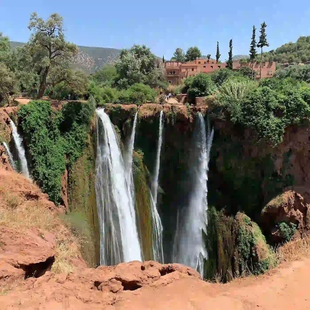 Cascades d’Ouzoud au cœur du Moyen Atlas, étape nature en Camping-Car Maroc Ouzoud Waterfalls in the heart of the Middle Atlas, a natural stop on a Morocco Camper Van trip.