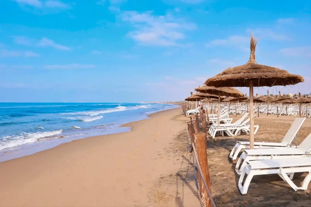 Vue panoramique sur la plage de Saidia, découverte en 4x4 Camper Overland Off-Road Maroc