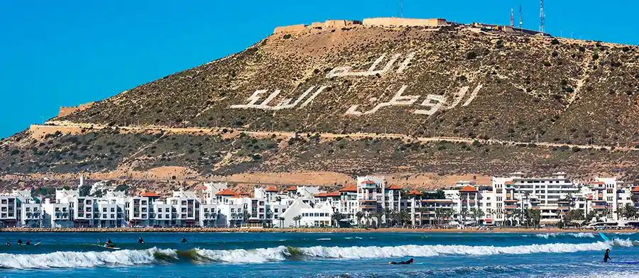 Rent a Camper Van in Morocco | Airport Transfers | Komplette Marokko-Rundreise mit Wohnmobil und 4×4 Geländewohnmobil (25–30 Tage volles Abenteuer) Plage d’Agadir et corniche, étape incontournable en Camping-Car Maroc Agadir Beach and Corniche, an essential stop on a Morocco Camper Van trip.
