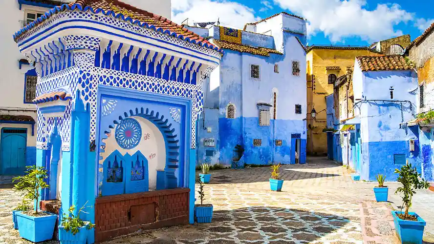 Rent a Camper Van in Morocco | Airport Transfers | Route du Nord & Rif en Camping-Car et 4x4 Camper Overland Off-Road Maroc (8–10 jours) Vue panoramique sur la médina bleue de Chefchaouen, circuit nord en Camping-Car Maroc