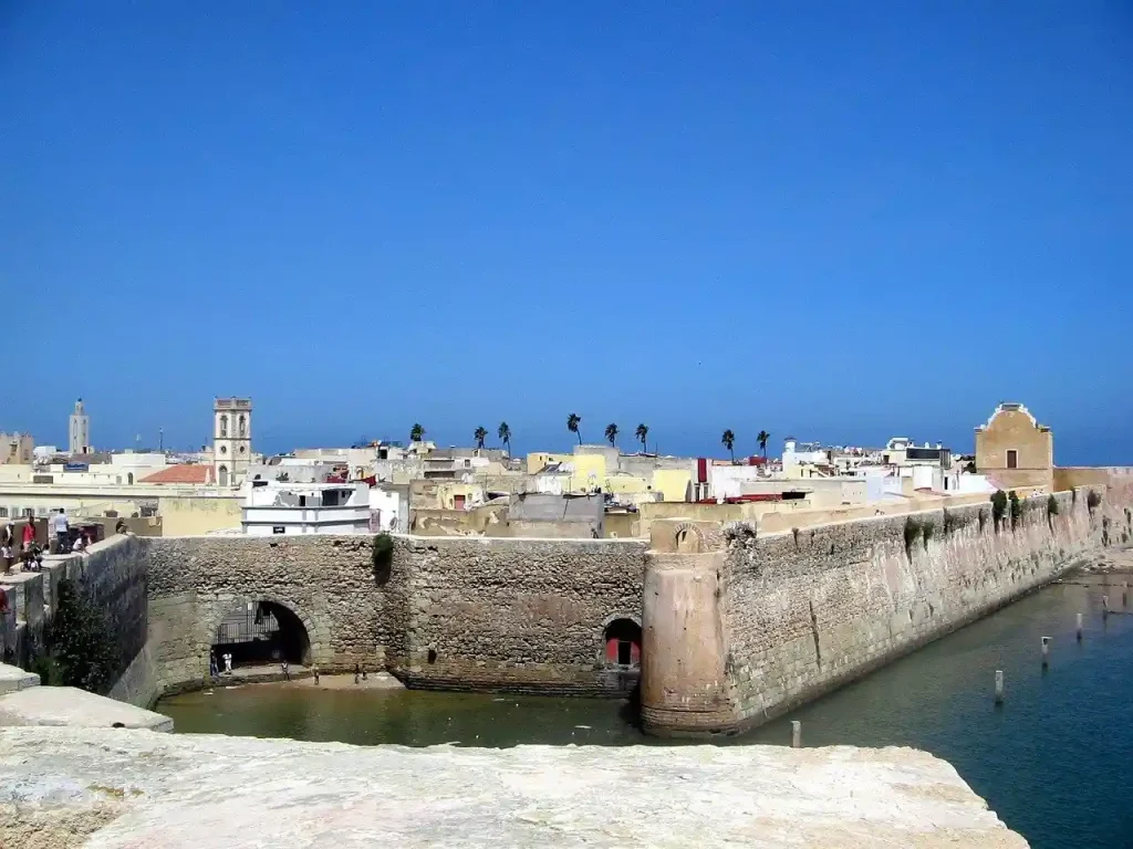 Vue sur la plage d’El Jadida et son littoral, voyage en maroc camping car